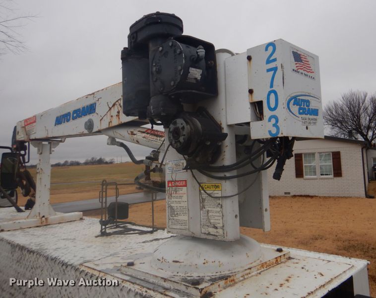 image for item FF9167 2006 International 4300 utility truck with crane