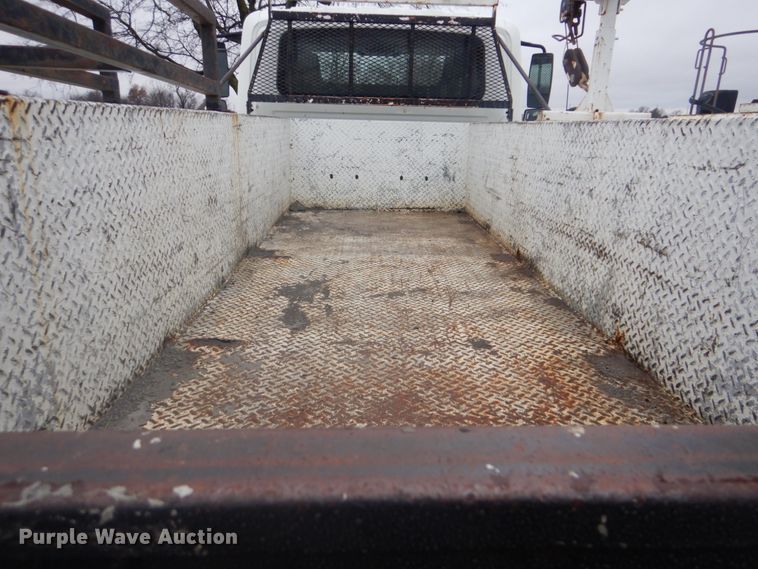 image for item FF9167 2006 International 4300 utility truck with crane