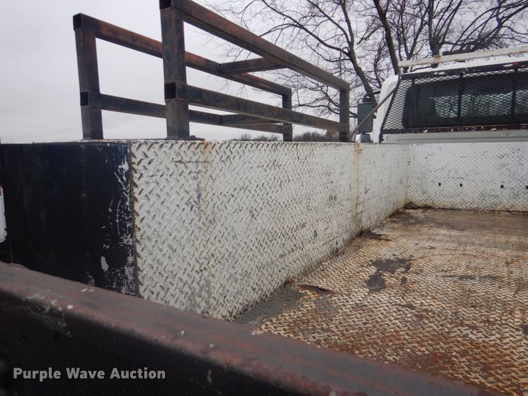 image for item FF9167 2006 International 4300 utility truck with crane