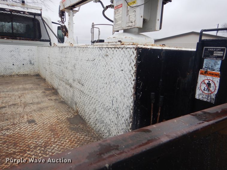 image for item FF9167 2006 International 4300 utility truck with crane