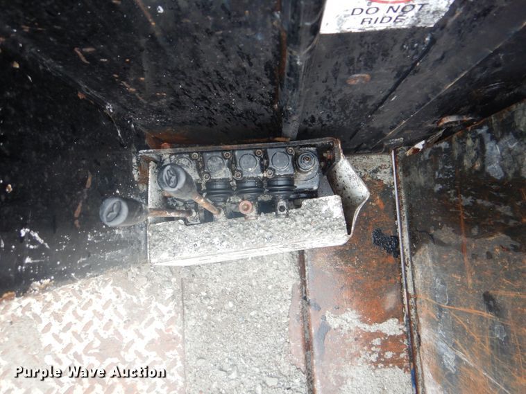 image for item FF9167 2006 International 4300 utility truck with crane