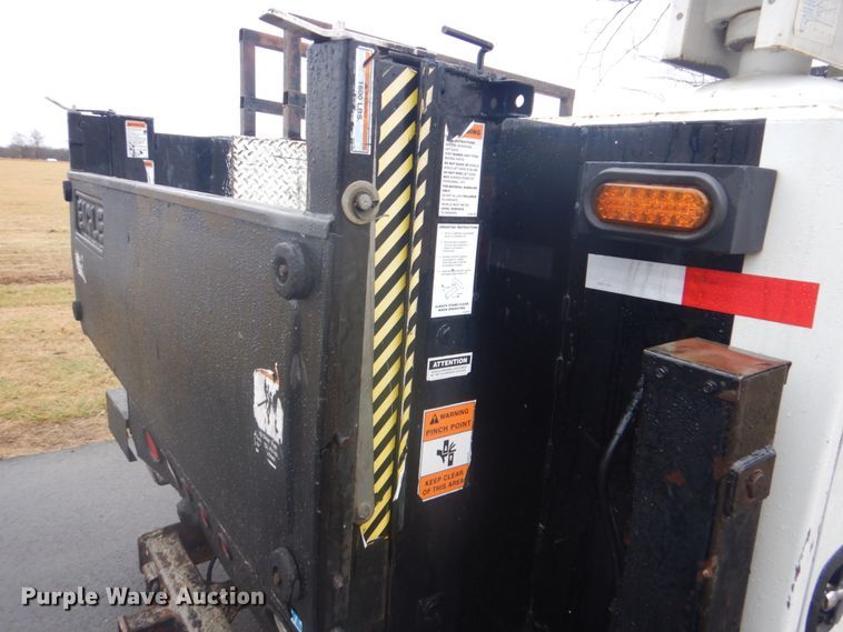 image for item FF9167 2006 International 4300 utility truck with crane