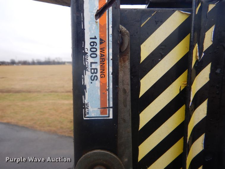 image for item FF9167 2006 International 4300 utility truck with crane