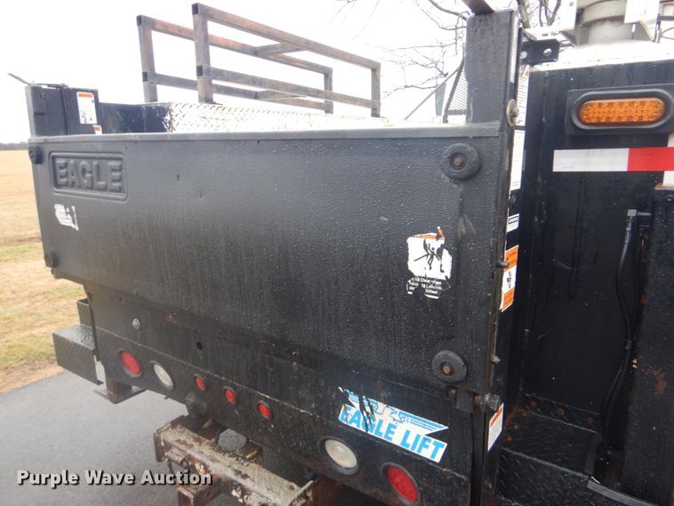 image for item FF9167 2006 International 4300 utility truck with crane