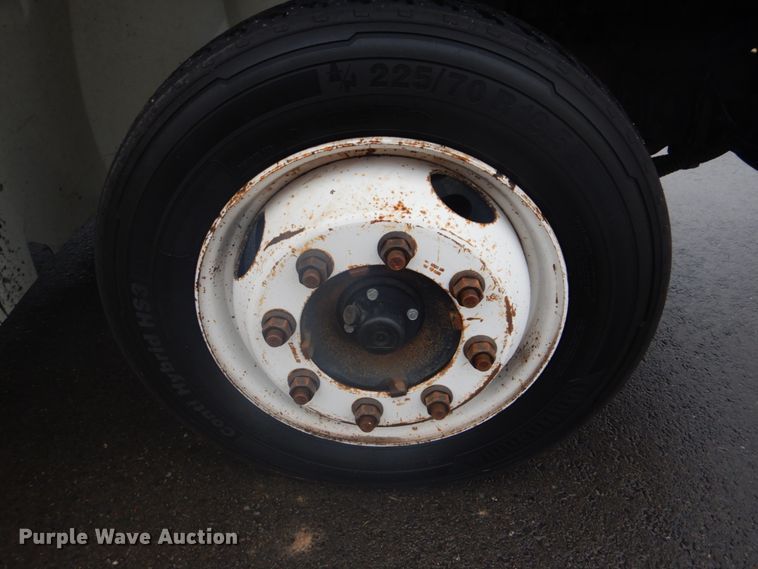 image for item FF9167 2006 International 4300 utility truck with crane