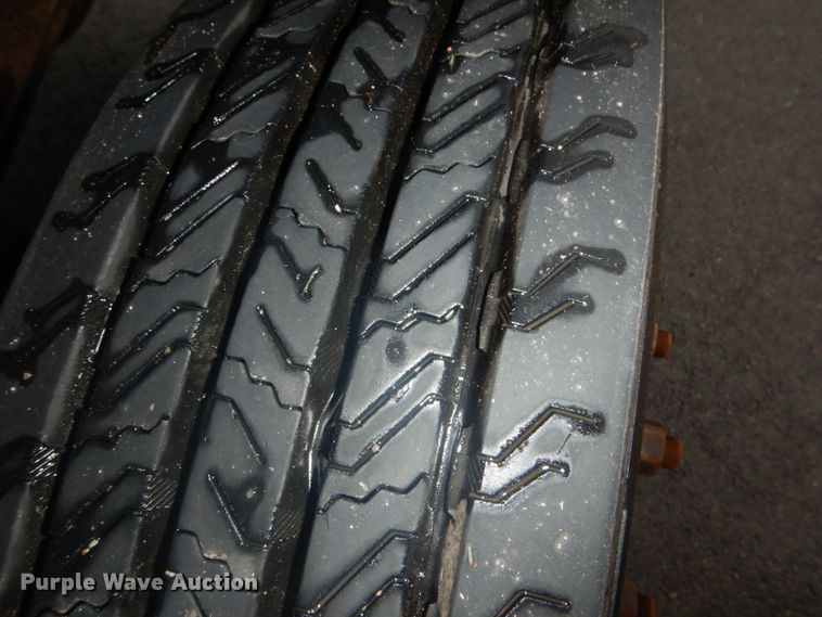 image for item FF9167 2006 International 4300 utility truck with crane