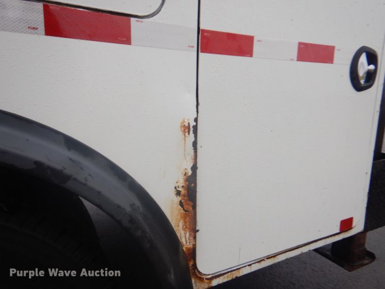 image for item FF9167 2006 International 4300 utility truck with crane