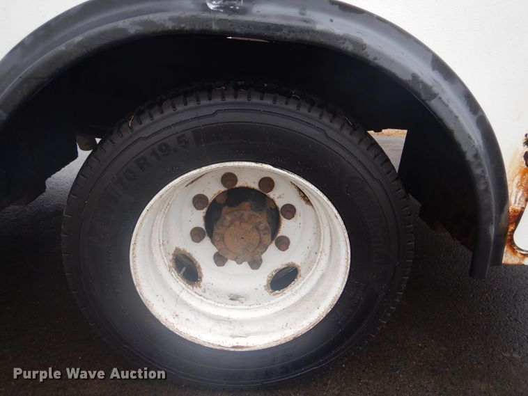 image for item FF9167 2006 International 4300 utility truck with crane