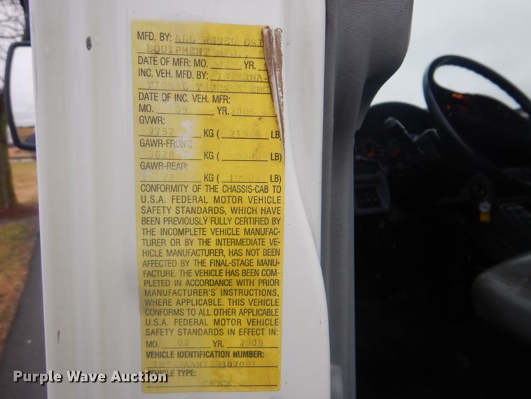 image for item FF9167 2006 International 4300 utility truck with crane