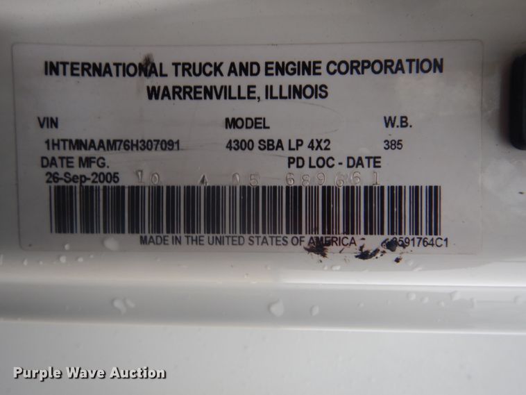 image for item FF9167 2006 International 4300 utility truck with crane