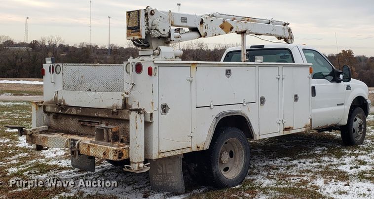 image for item FW9545 2003 Ford F550 utility truck with crane