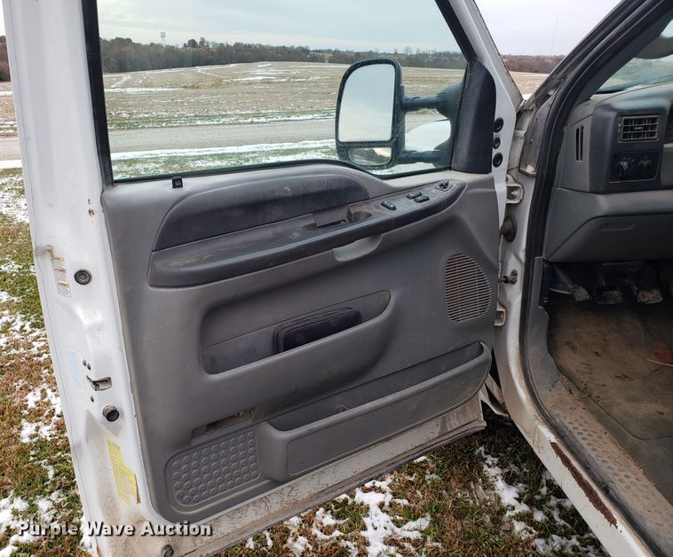 image for item FW9545 2003 Ford F550 utility truck with crane