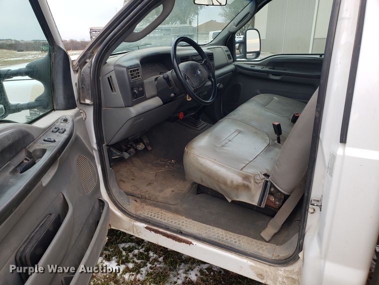 image for item FW9545 2003 Ford F550 utility truck with crane