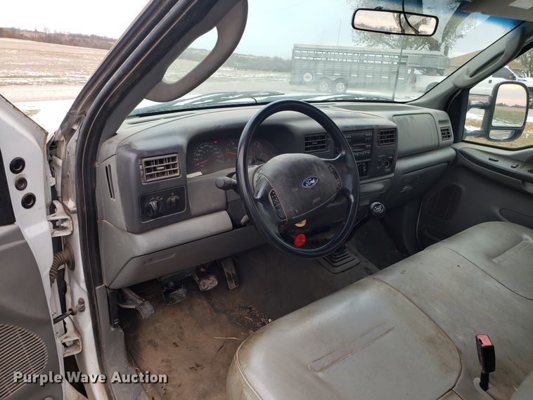 image for item FW9545 2003 Ford F550 utility truck with crane