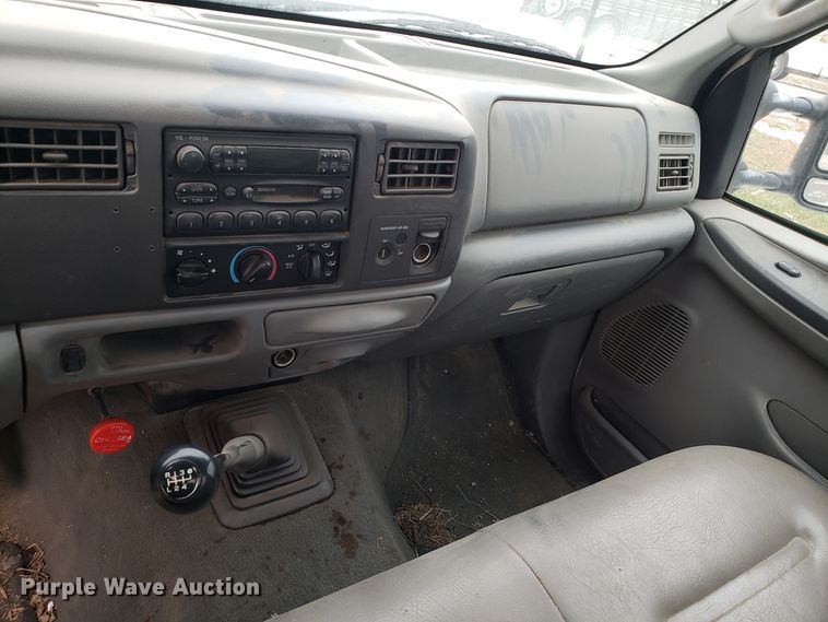 image for item FW9545 2003 Ford F550 utility truck with crane