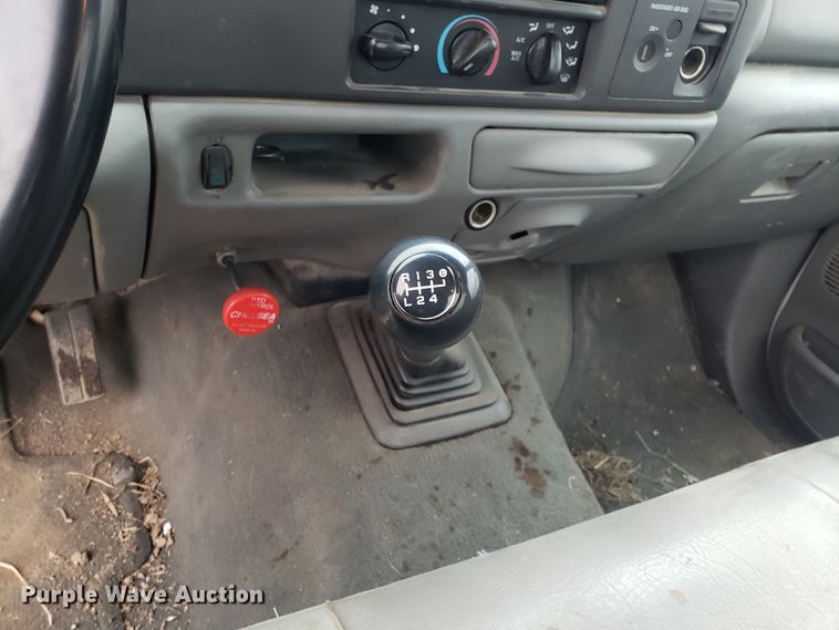 image for item FW9545 2003 Ford F550 utility truck with crane