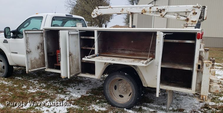 image for item FW9545 2003 Ford F550 utility truck with crane