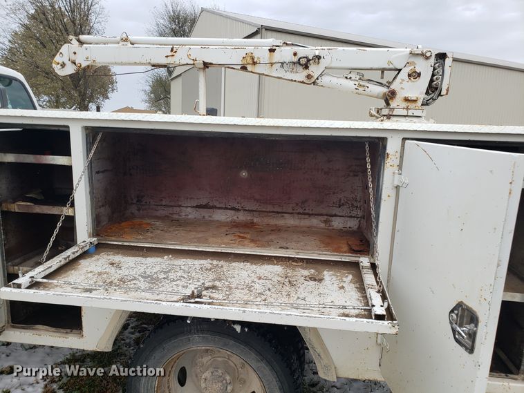 image for item FW9545 2003 Ford F550 utility truck with crane