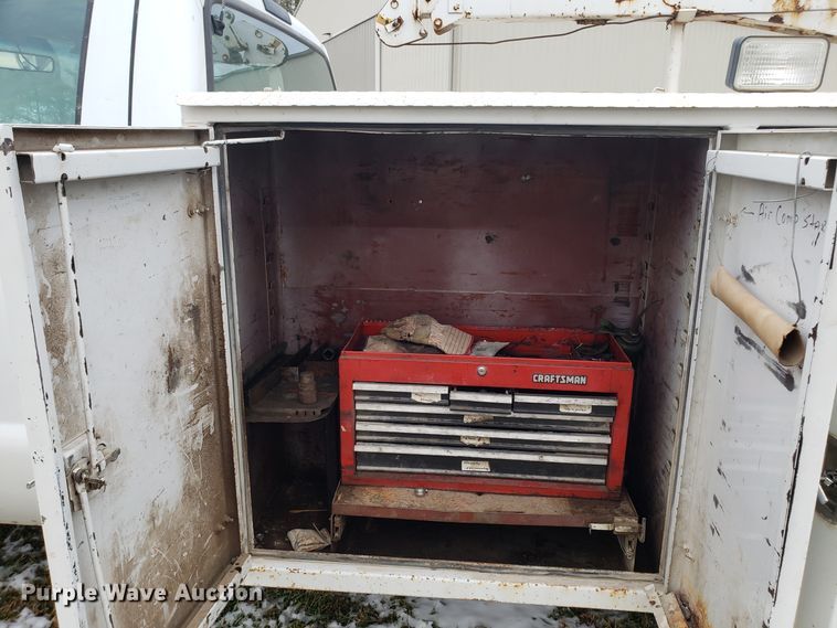 image for item FW9545 2003 Ford F550 utility truck with crane