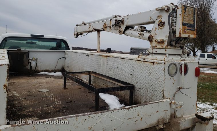 image for item FW9545 2003 Ford F550 utility truck with crane