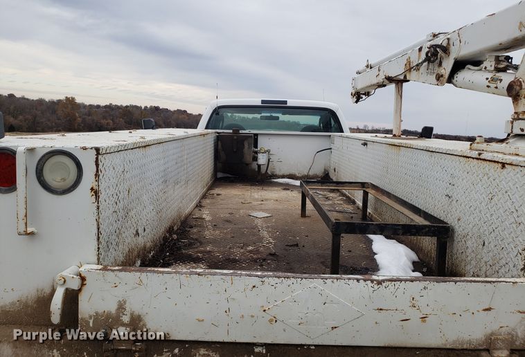 image for item FW9545 2003 Ford F550 utility truck with crane