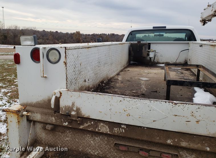 image for item FW9545 2003 Ford F550 utility truck with crane