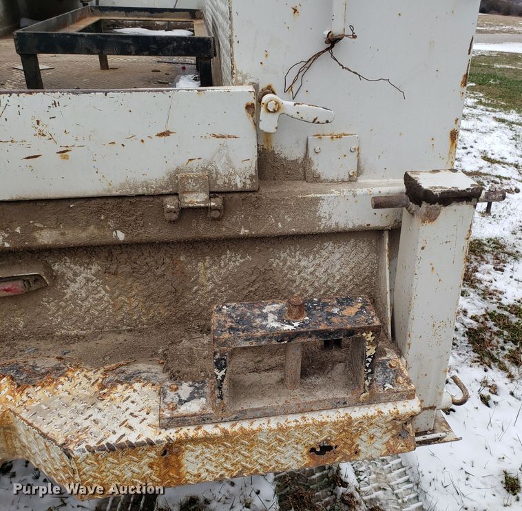 image for item FW9545 2003 Ford F550 utility truck with crane