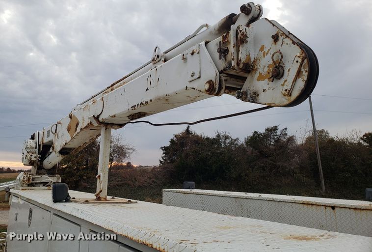 image for item FW9545 2003 Ford F550 utility truck with crane