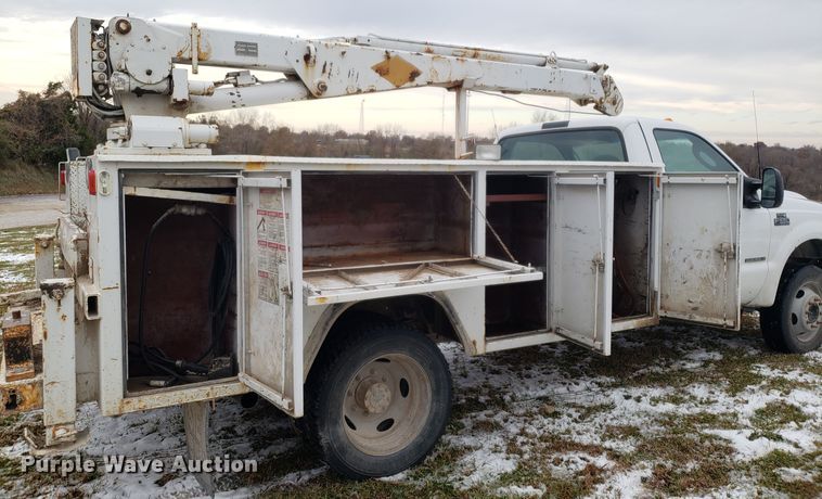 image for item FW9545 2003 Ford F550 utility truck with crane