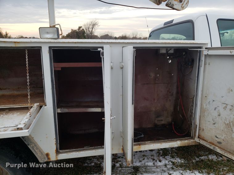 image for item FW9545 2003 Ford F550 utility truck with crane