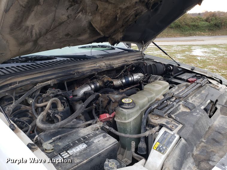 image for item FW9545 2003 Ford F550 utility truck with crane