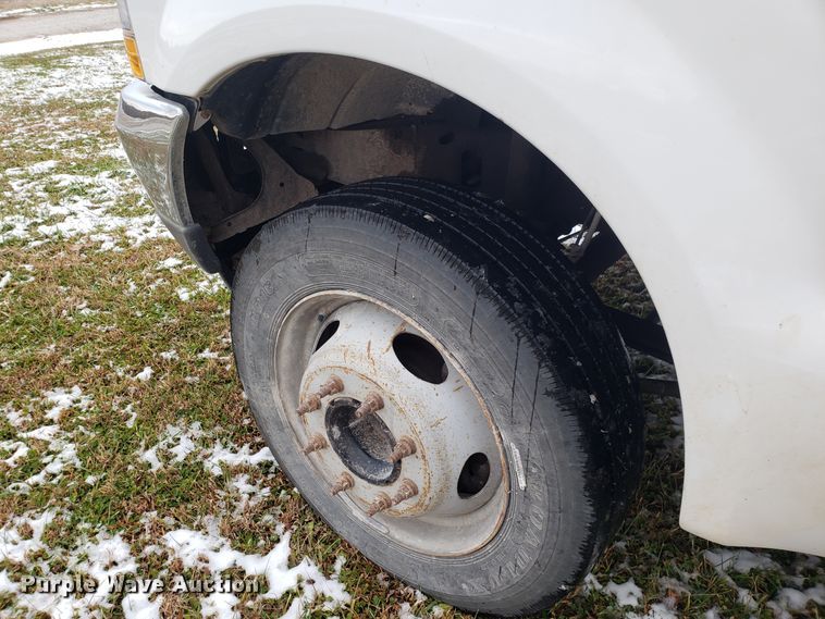 image for item FW9545 2003 Ford F550 utility truck with crane