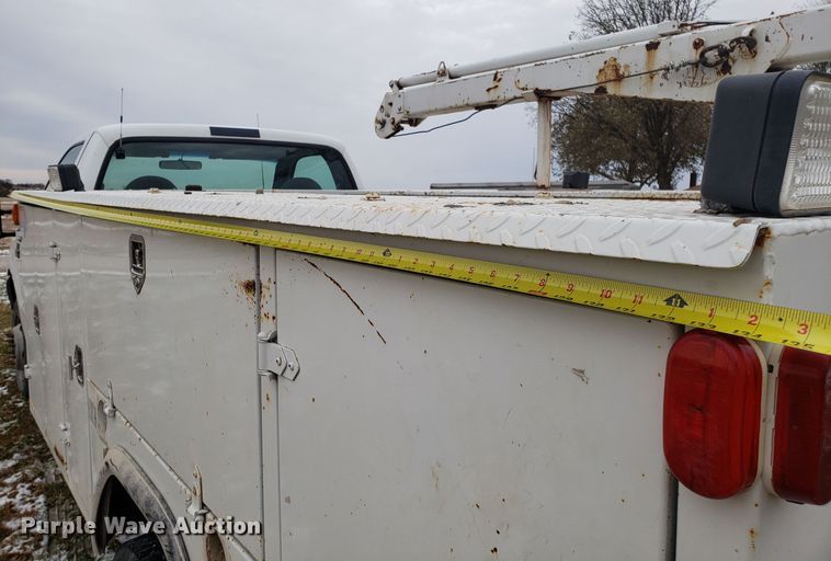 image for item FW9545 2003 Ford F550 utility truck with crane