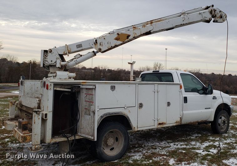 image for item FW9545 2003 Ford F550 utility truck with crane