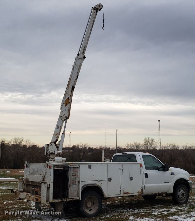 image for item FW9545 2003 Ford F550 utility truck with crane