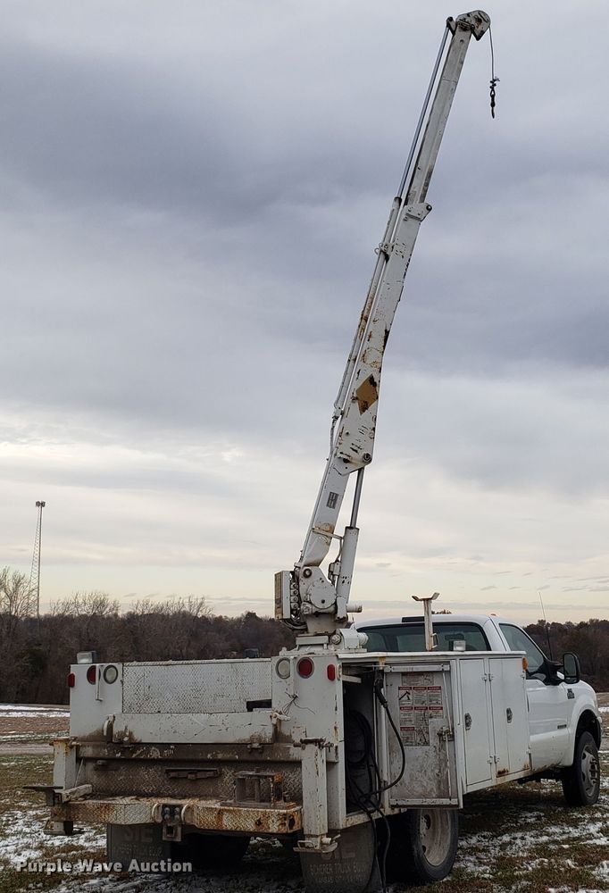 image for item FW9545 2003 Ford F550 utility truck with crane