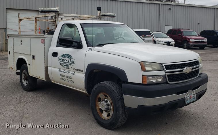 image for item FW9562 2006 Chevrolet Silverado 2500 utility bed pickup truck