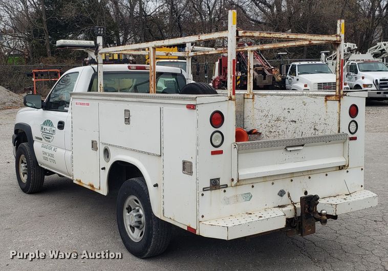 image for item FW9562 2006 Chevrolet Silverado 2500 utility bed pickup truck