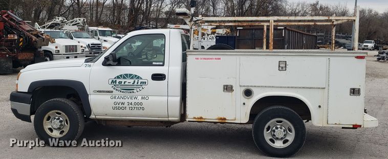 image for item FW9562 2006 Chevrolet Silverado 2500 utility bed pickup truck