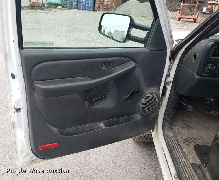 image for item FW9562 2006 Chevrolet Silverado 2500 utility bed pickup truck