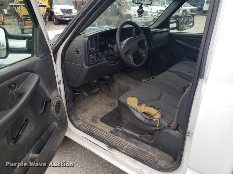 image for item FW9562 2006 Chevrolet Silverado 2500 utility bed pickup truck