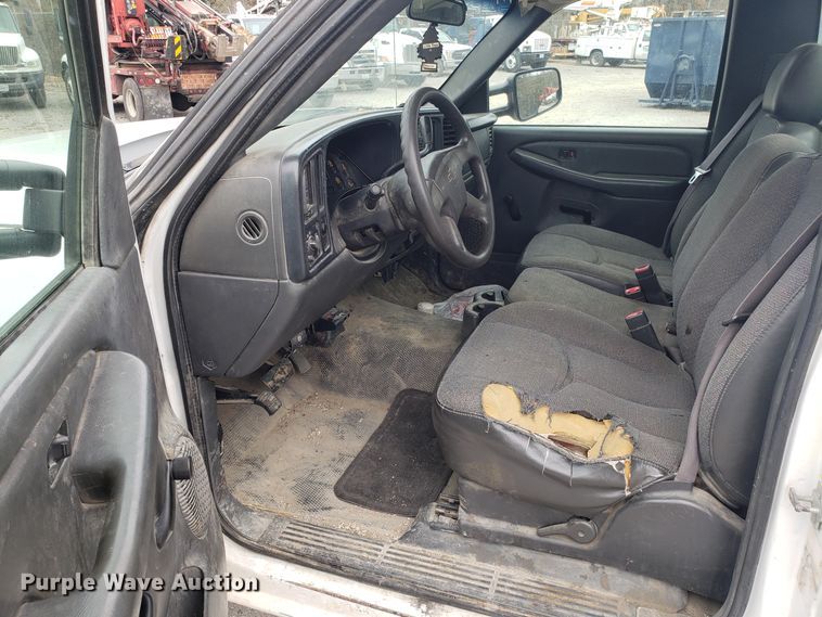 image for item FW9562 2006 Chevrolet Silverado 2500 utility bed pickup truck