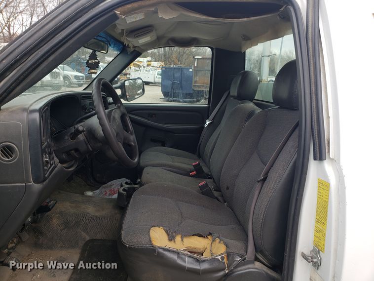 image for item FW9562 2006 Chevrolet Silverado 2500 utility bed pickup truck