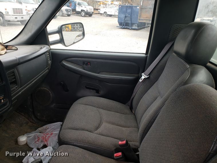 image for item FW9562 2006 Chevrolet Silverado 2500 utility bed pickup truck