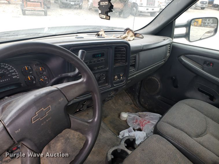 image for item FW9562 2006 Chevrolet Silverado 2500 utility bed pickup truck