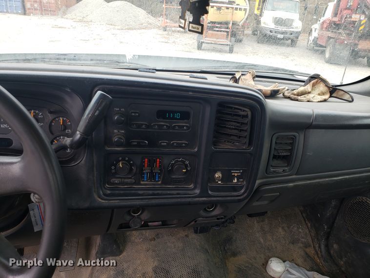 image for item FW9562 2006 Chevrolet Silverado 2500 utility bed pickup truck