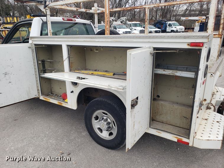 image for item FW9562 2006 Chevrolet Silverado 2500 utility bed pickup truck