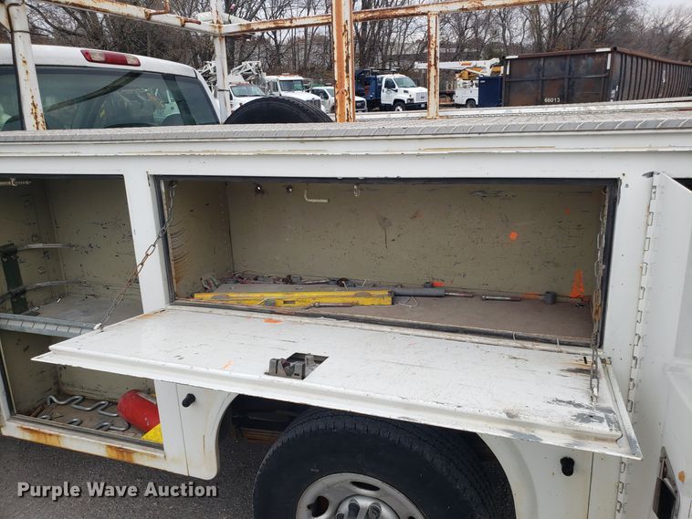 image for item FW9562 2006 Chevrolet Silverado 2500 utility bed pickup truck