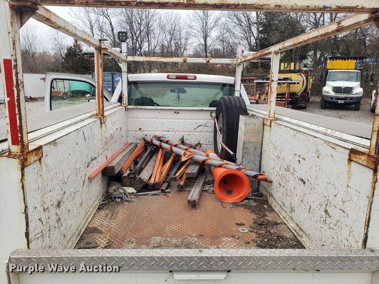 image for item FW9562 2006 Chevrolet Silverado 2500 utility bed pickup truck