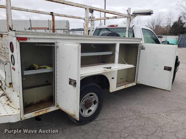 image for item FW9562 2006 Chevrolet Silverado 2500 utility bed pickup truck